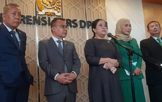 Pemandangan abu vulkanik Anak Krakatau dan aktivitas warga terdampak