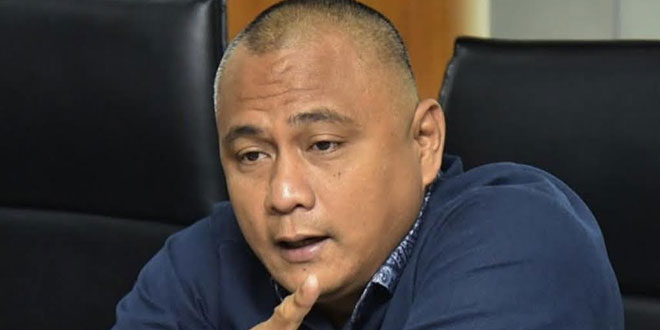 Pedagang memeriksa ayam potong di pasar tradisional Medan