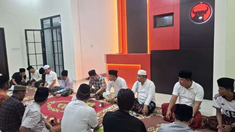 Suasana tahlil malam ketiga PDI Perjuangan Bangkalan untuk Guruh Soekarnoputra di kantor DPC