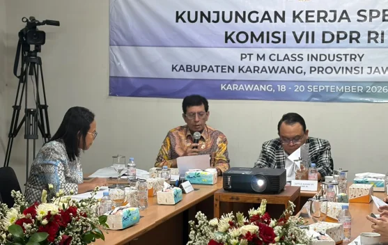 Ilustrasi pasokan gas industri di area pabrik dengan pipa dan fasilitas produksi