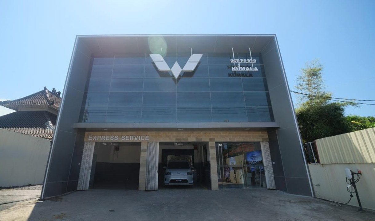 Fasad Diler Wuling Kumala Sanur di Jalan Bypass Ngurah Rai, Denpasar