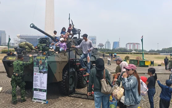 Pengunjung menikmati pameran alutsista dan hiburan TNI Fair di Monas