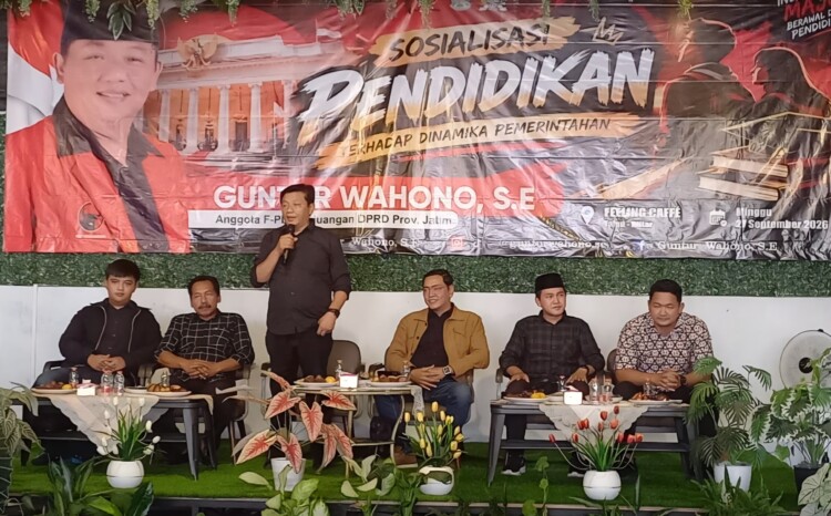 Guntur Wahono berbicara pada Sowan PDI Perjuangan bersama Gen Z di Blitar