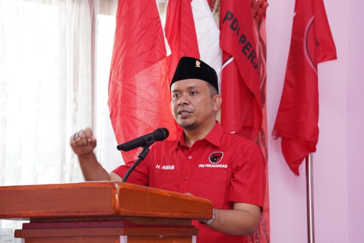 Helikopter melakukan water bombing untuk memadamkan kebakaran di kawasan Bromo, Probolinggo