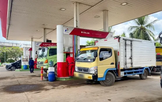 Petugas Pertamina melakukan pemeriksaan QR Code BBM di SPBU wilayah Sulawesi