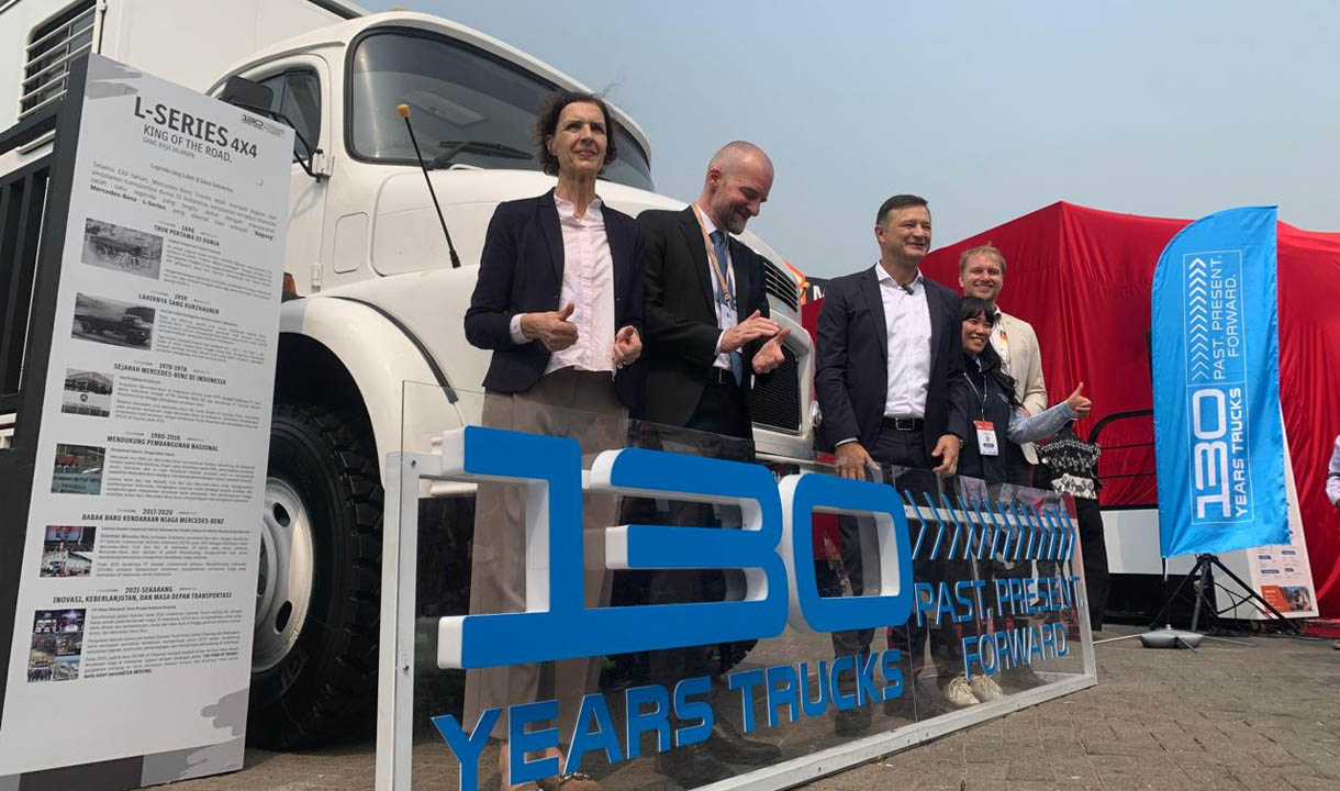 Booth DCVI memamerkan Mercedes‑Benz L‑Series 'Bagong' dan truk generasi terbaru di Mining Indonesia 2026