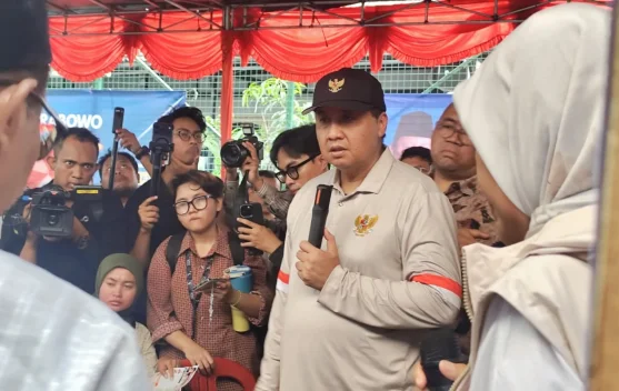Petugas dan warga meninjau rumah calon penerima bantuan bedah rumah di Menteng