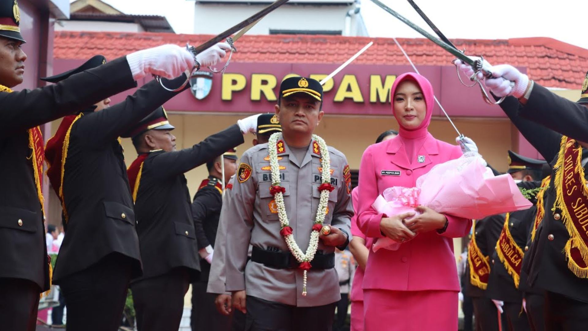 AKBP Budi Prasetyo disambut tradisi Pedang Pora di Mapolres Sibolga