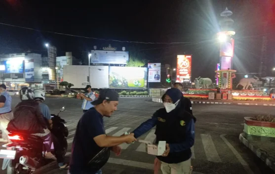 Personel Polda Lampung membagikan masker kepada warga di Bandar Lampung