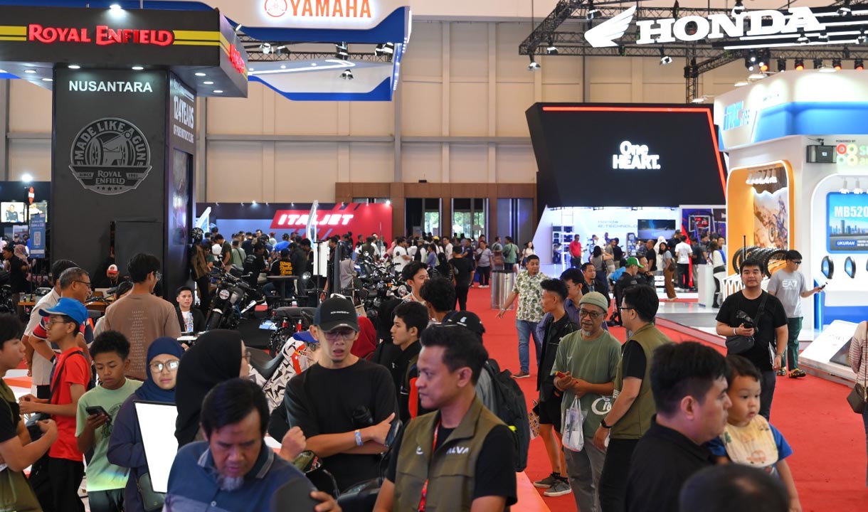 Pameran IMOS 2026 di ICE BSD menampilkan deretan sepeda motor dan panggung acara