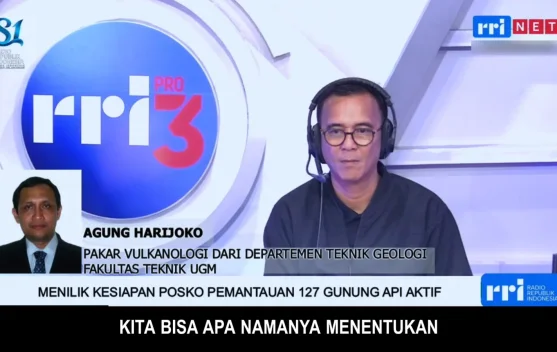 Pos pengamatan gunung api di daerah terpencil dengan antena dan peralatan seismik