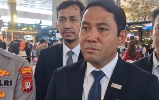 Pesawat di terminal Bandara Soekarno-Hatta dengan latar suasana operasional