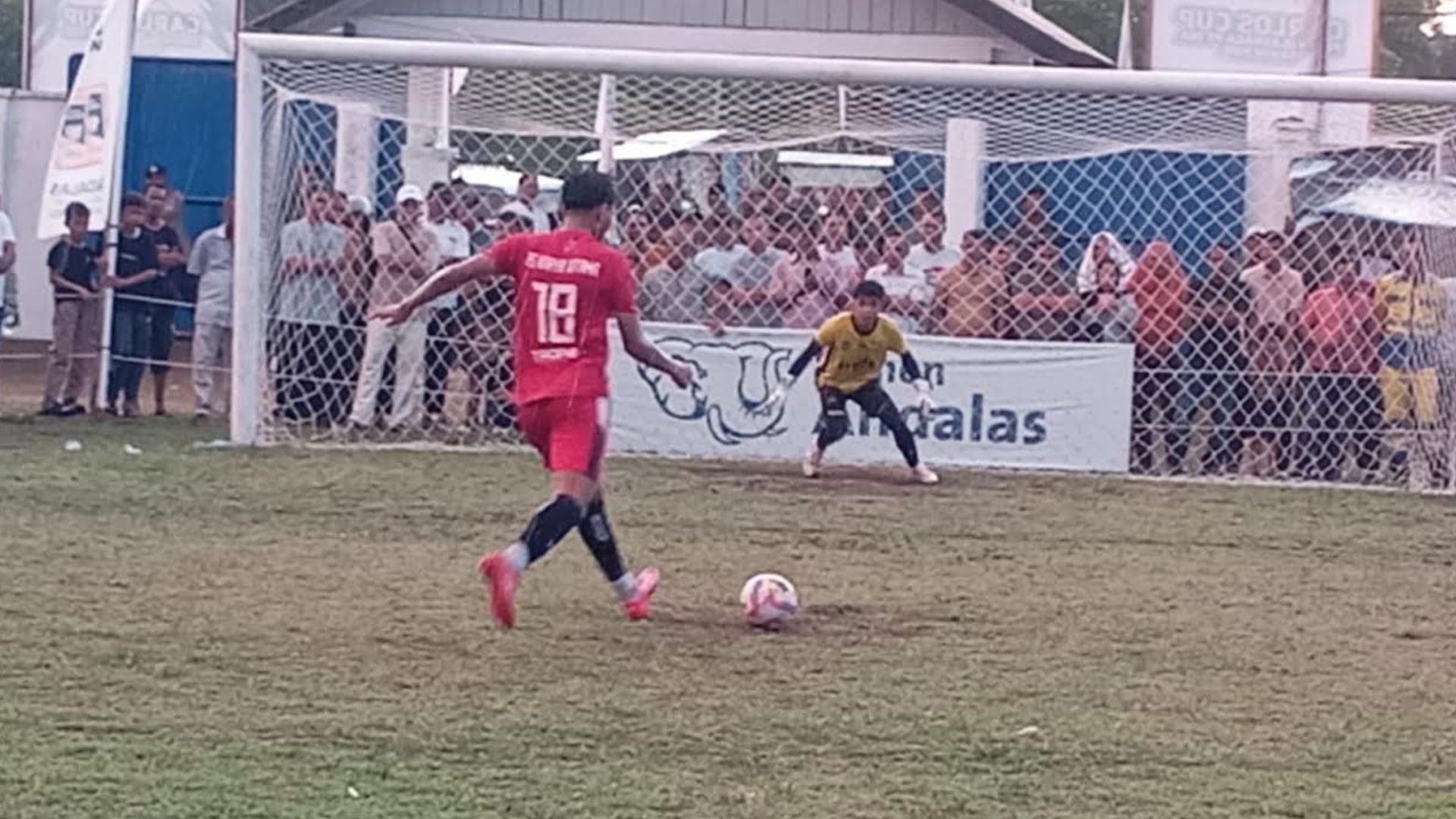 Aksi pertandingan Montes FC versus PS Karya Utama di Stadion Mini Carlos Lhoknga