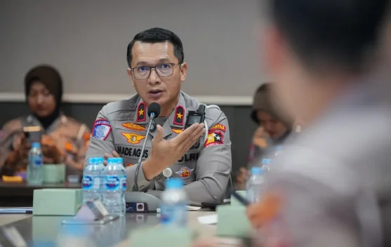 Petugas Samsat melayani pemilik kendaraan terkait blokir ETLE