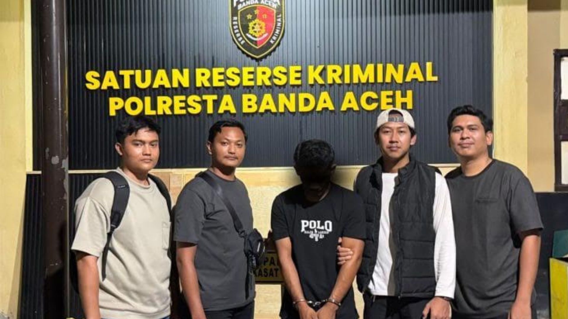 Petugas kepolisian membawa pelaku penggelapan sepeda motor di Aceh
