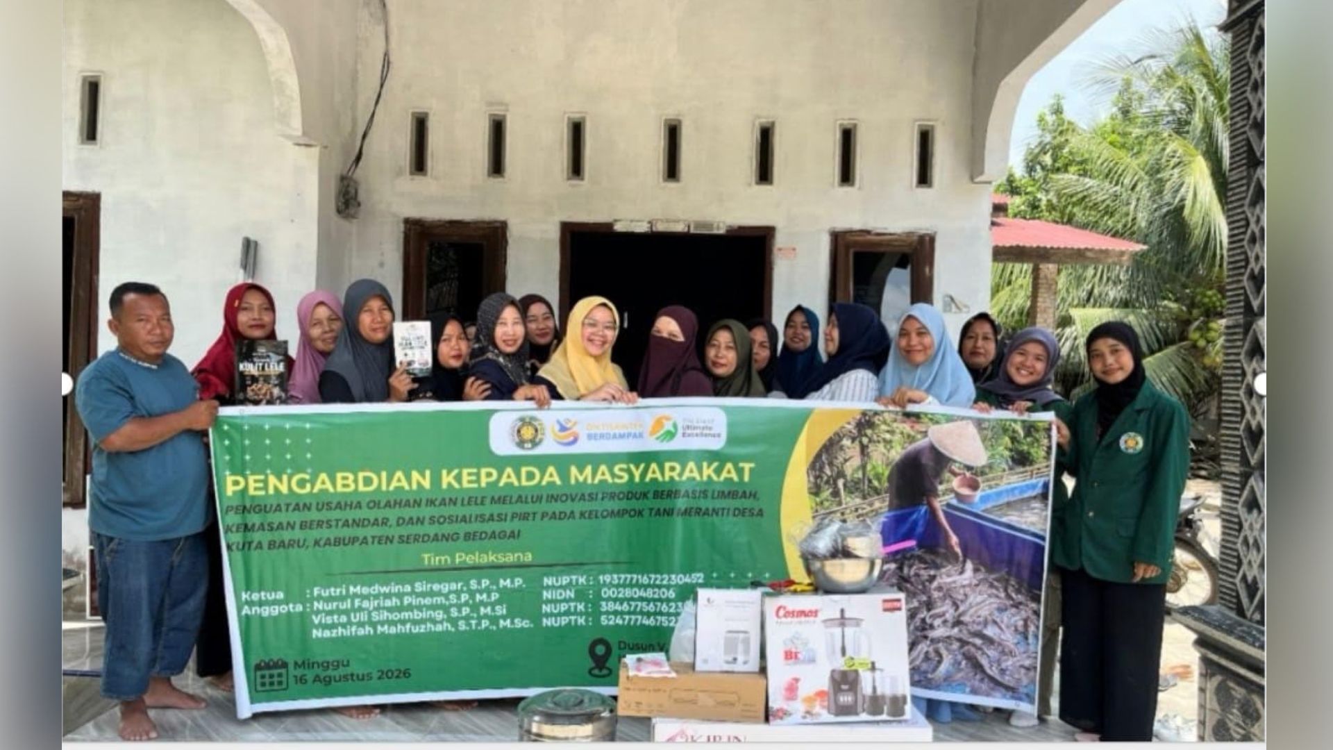 Petani dan tim USU menunjukkan tepung tulang dan kerupuk kulit lele hasil pengolahan