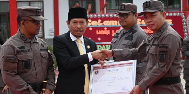 Penyerahan penghargaan untuk jaksa di puncak peringatan Hari Bakti Adhyaksa di Doloksanggul