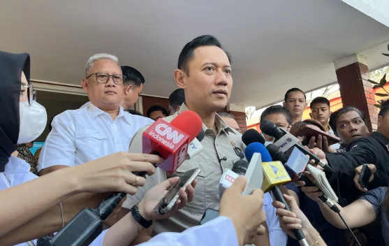 Kapal penyeberangan di Pelabuhan Merak saat erupsi Gunung Anak Krakatau terlihat abu di langit