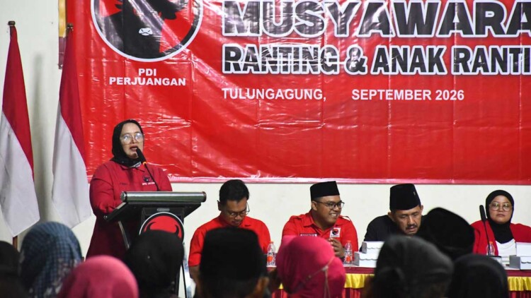 Pengukuhan pengurus PDI Perjuangan Kecamatan Kauman di GOR Balerejo