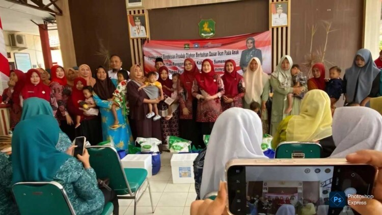 Pembagian bingkisan gizi TP PKK dan Dinas Kelautan Perikanan di Kecamatan Rubaru