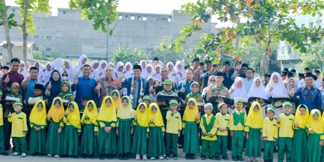 Wakil Bupati Serdang Bedagai menyerahkan paket perlengkapan sekolah di Muhammadiyah Sei Rampah