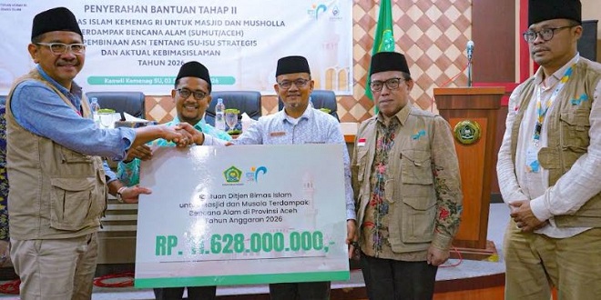 Penyerahan simbolis bantuan Kemenag untuk perbaikan masjid dan mushala terdampak banjir Aceh