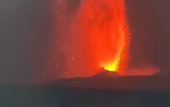 Asap dan aktivitas erupsi Gunung Anak Krakatau saat malam hari