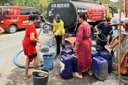 Armada tangki air menyalurkan bantuan di Bojonegoro selama musim kemarau 2026