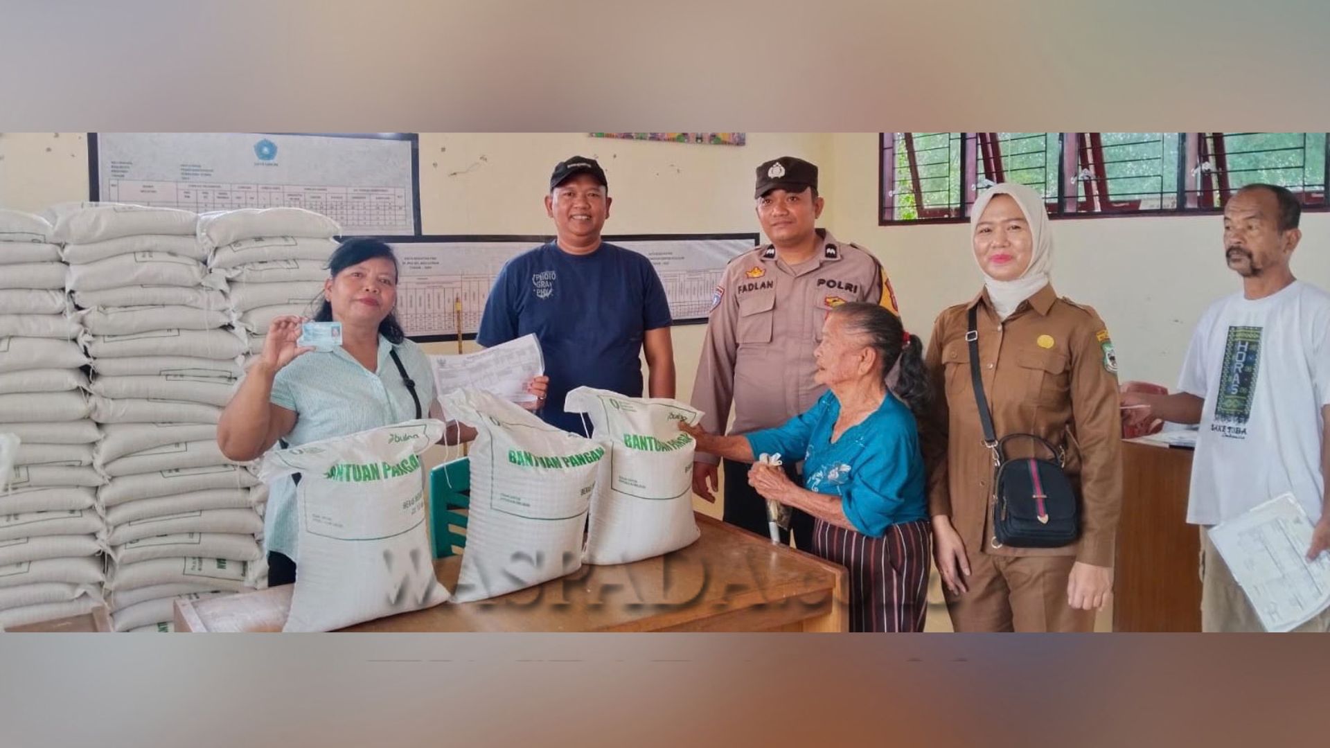 Polisi memantau pembagian beras bantuan pangan di Kelurahan Bah Sorma Siantar