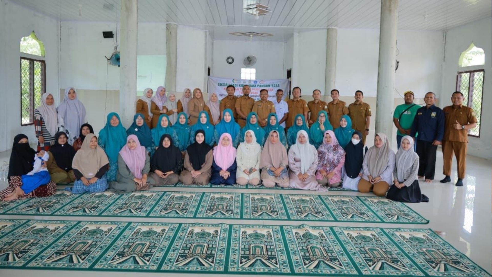 Ibu-ibu KWT Sejahtera memamerkan produk olahan janeng seperti tepung, dodol, dan mi