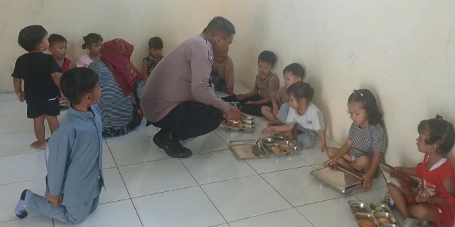 Petugas memantau penyaluran Makanan Bergizi Gratis di PAUD Sanggar Anak Belajar Siantar