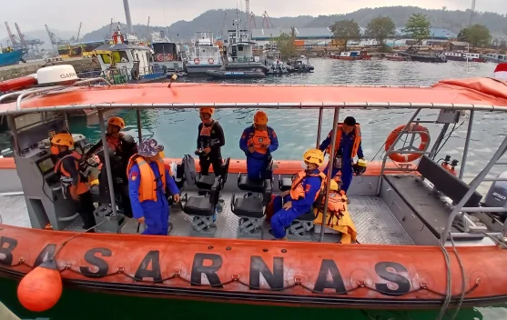 Kapal patroli dan tim SAR melakukan penyisiran di perairan Selat Sunda saat operasi pencarian