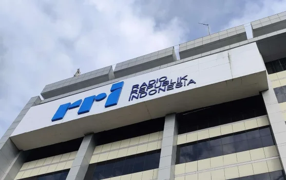 Logo RRI dan teks lirik Mars RRI sebagai simbol pengabdian lembaga