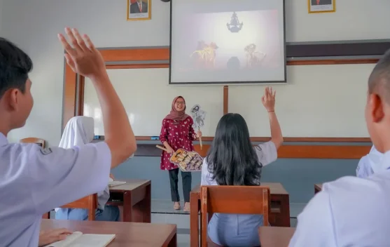 Ilustrasi guru mengajar di kelas menyambut kebijakan rekrutmen PNS dan PPPK