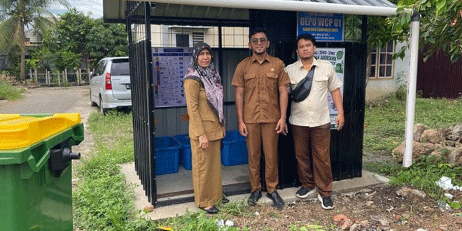 Petugas DLHK3 menyerahkan tempat sampah WCP kepada perwakilan Gampong Lampaseh Kota di Dusun Muhajirin