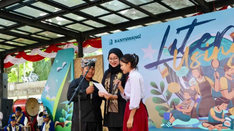 Siswa tampil di Festival Literasi Using di Lapangan Taman Blambangan Banyuwangi