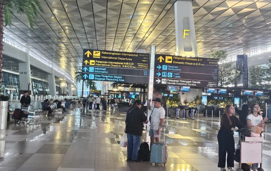 Pemandangan landasan Bandara Soekarno-Hatta saat penutupan operasional karena abu vulkanik