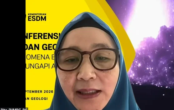 Kolom letusan Gunung Anak Krakatau dengan semburan lava merah dan abu vulkanik