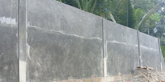 Timbunan tanah dan tembok retak di lokasi proyek SMAN Unggulan Sukma Nias
