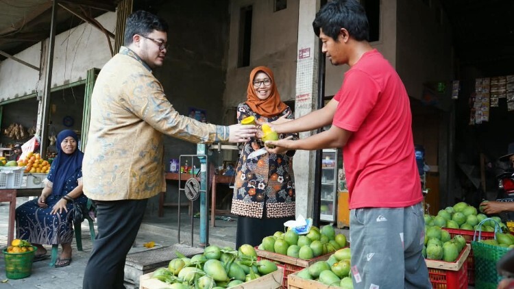 Penyerahan Sertifikat Indikasi Geografis mangga podang Lereng Wilis di Surabaya