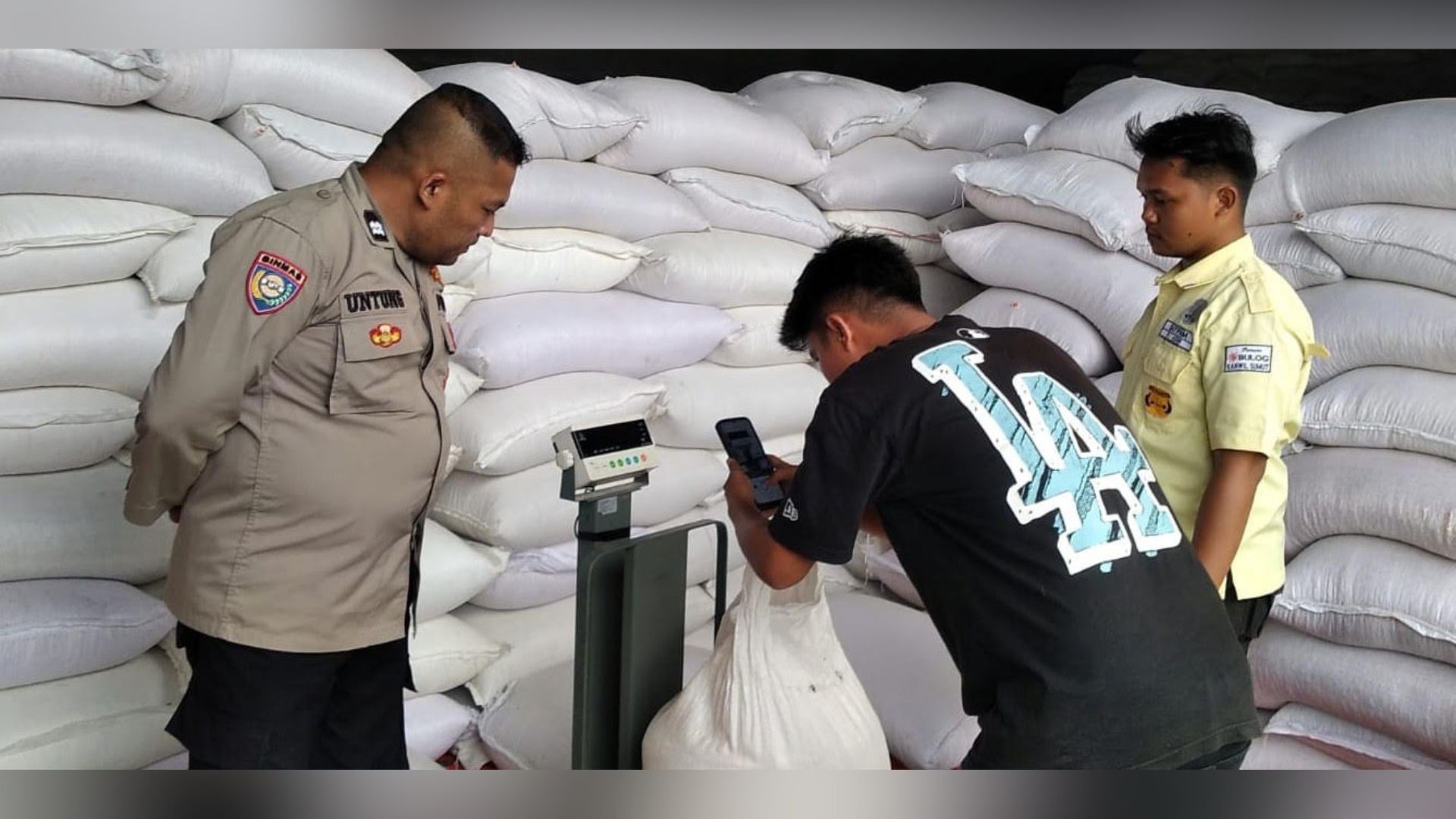 Polisi mendampingi penjualan jagung petani ke gudang Bulog di Siantar