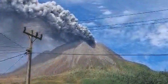 Pengungsi di Jambur Desa Sukatepu akibat erupsi Gunung Sinabung