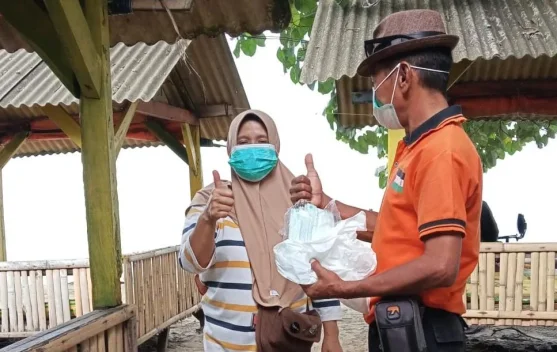 Sebaran abu vulkanik Gunung Anak Krakatau di langit wilayah pesisir