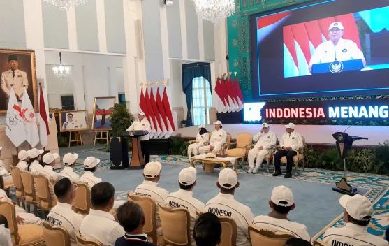 Presiden Prabowo menyerahkan bendera kepada perwakilan atlet di Istana Negara