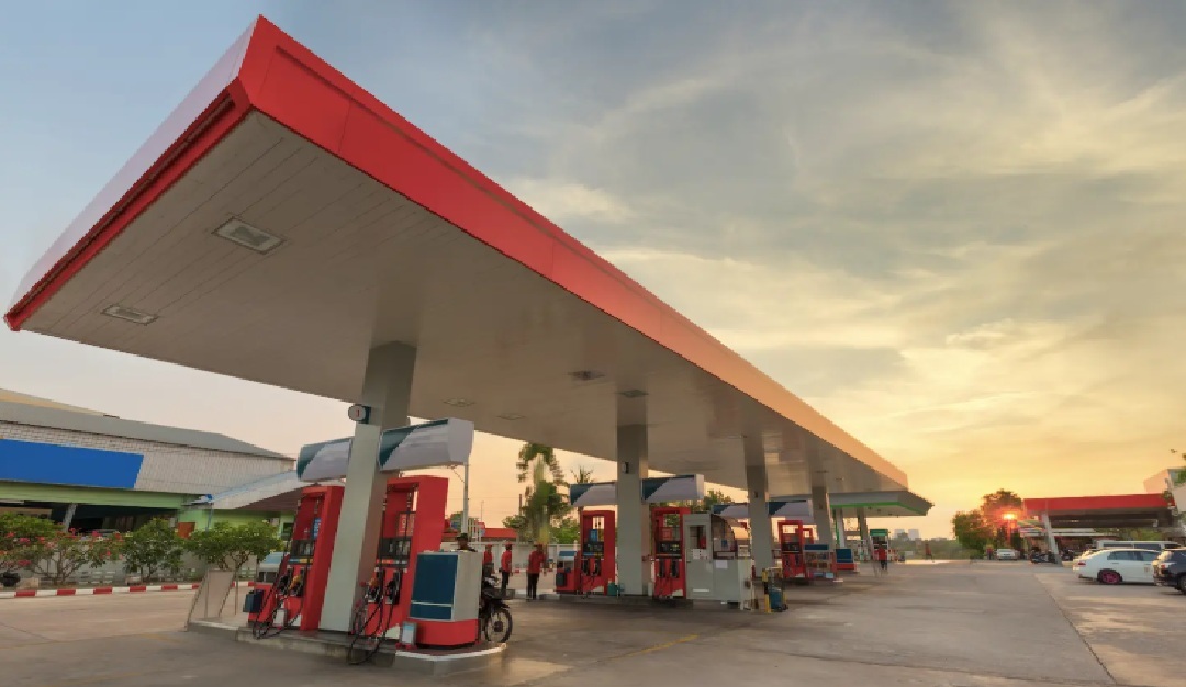 Ilustrasi SPBU Pertamina dan deretan pompa bensin