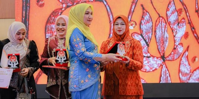 Penyerahan plakat Juara I dari Ketua Dekranasda Aceh kepada Ketua Dekranasda Aceh Besar