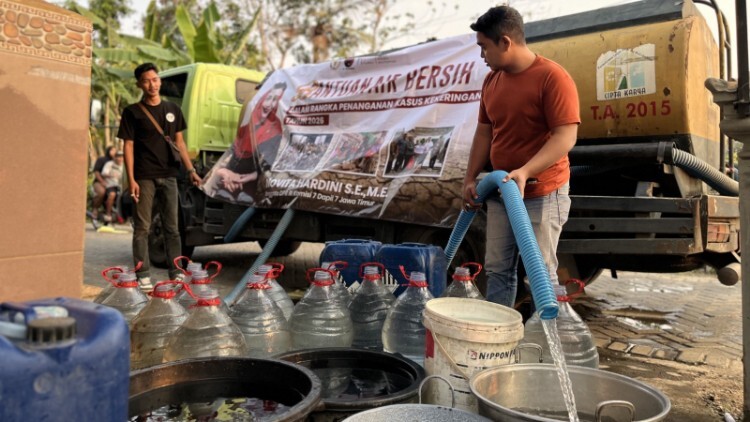 Penyaluran air bersih menggunakan tangki untuk warga terdampak kekeringan di Trenggalek