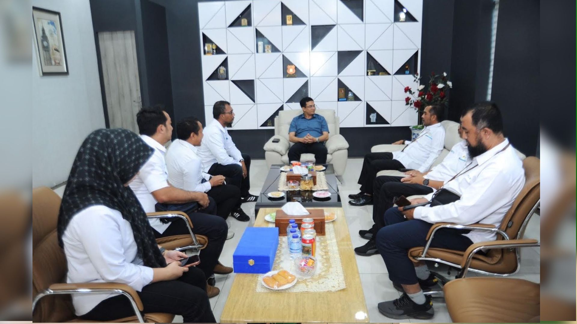 Pertemuan Ketua DPRK Banda Aceh dengan manajer PLN UP3 membahas kesiapsiagaan listrik pasca bencana
