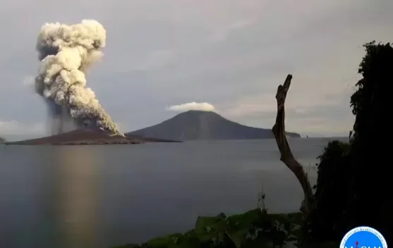 Kolom abu dan lava Gunung Anak Krakatau saat erupsi di Selat Sunda