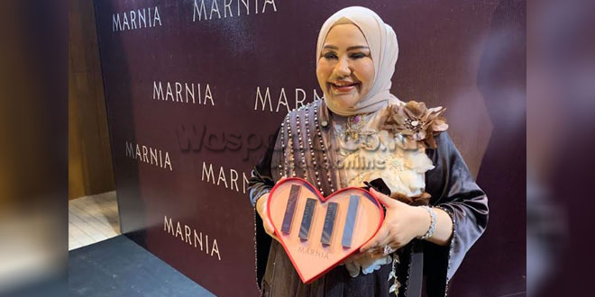 Peluncuran Marnia lipstik di Medan dan penyerahan bantuan sosial